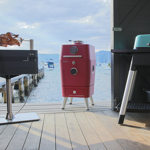 Image of Rode Everdure 4K. Deze high-tech kaamde is een eye-catcher op je terras. Bedien de oven met je telefoon en via het touchscreen aan de voorkant van deze elektrische- en houtskool oven. Bak heerlijk zelfgebakken pizza's