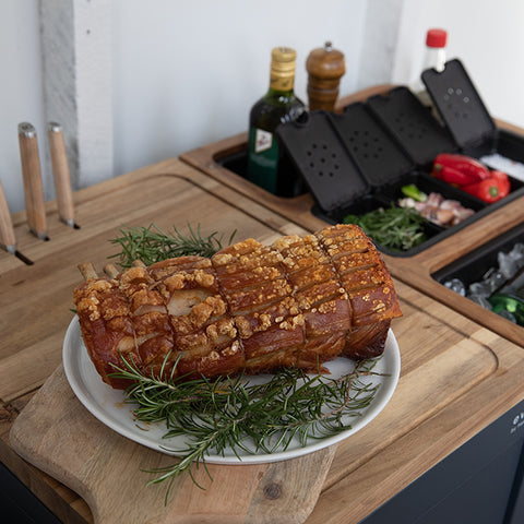 Image of De Pizzaoven Shop - Everdure - Prep kitchen. Dit mat-zwarte rijbare keukenblok, voorzien van vele gemakken, is de perfecte toevoeging aan uw buitenkeuken. In het houten keukenblad zitten handige opbergluikjes, messenblok en andere handigheidjes verwerkt.