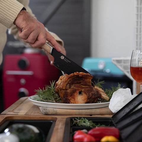 Image of De Pizzaoven Shop - Everdure - Prep kitchen. Dit mat-zwarte rijbare keukenblok, voorzien van vele gemakken, is de perfecte toevoeging aan uw buitenkeuken. In het houten keukenblad zitten handige opbergluikjes, messenblok en andere handigheidjes verwerkt.