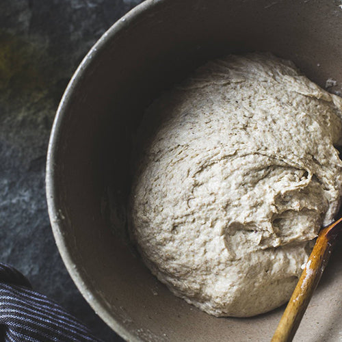 Deegschraper van DeliVita verdeel je pizzadeeg en houd je je werkblad schoon. Handige tool voor in de keuken gemaakt van roestvrijstaal (RVS) en olijfhout. Zelfgemaakt pizzadeeg. Vegan.