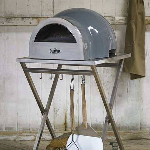 Image of Luxe DeliVita pizzaoven onderstel. Werkt al roestvrijstalen bijzettafel. Pizzaoven plek voor pizza tools, zoals pizzaschep en pizzasnijder, om buiten te koken en ook brandhout op te slaan.