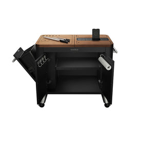 De Pizzaoven Shop - Everdure - Prep kitchen. Dit mat-zwarte rijbare keukenblok, voorzien van vele gemakken, is de perfecte toevoeging aan uw buitenkeuken. In het houten keukenblad zitten handige opbergluikjes, messenblok en andere handigheidjes verwerkt.