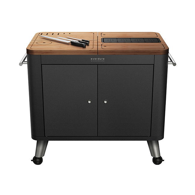 De Pizzaoven Shop - Everdure - Prep kitchen. Dit mat-zwarte rijbare keukenblok, voorzien van vele gemakken, is de perfecte toevoeging aan uw buitenkeuken. In het houten keukenblad zitten handige opbergluikjes, messenblok en andere handigheidjes verwerkt.