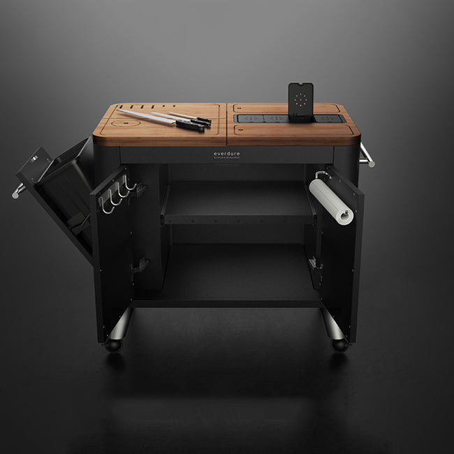 De Pizzaoven Shop - Everdure - Prep kitchen. Dit mat-zwarte rijbare keukenblok, voorzien van vele gemakken, is de perfecte toevoeging aan uw buitenkeuken. In het houten keukenblad zitten handige opbergluikjes, messenblok en andere handigheidjes verwerkt.