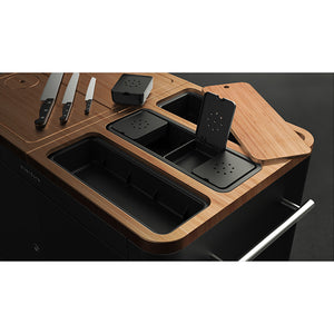 De Pizzaoven Shop - Everdure - Prep kitchen. Dit mat-zwarte rijbare keukenblok, voorzien van vele gemakken, is de perfecte toevoeging aan uw buitenkeuken. In het houten keukenblad zitten handige opbergluikjes, messenblok en andere handigheidjes verwerkt.