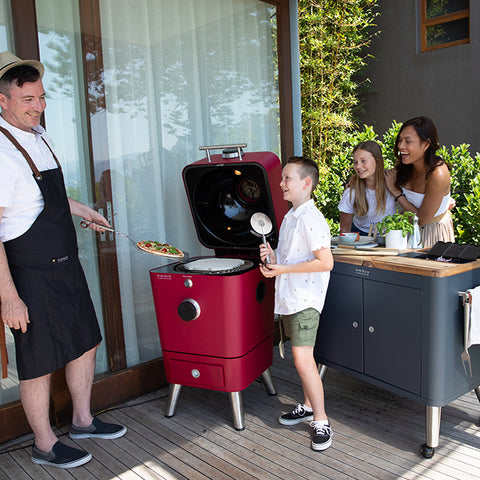 Image of De Pizzaoven Shop - Everdure - Prep kitchen. Dit mat-zwarte rijbare keukenblok, voorzien van vele gemakken, is de perfecte toevoeging aan uw buitenkeuken. In het houten keukenblad zitten handige opbergluikjes, messenblok en andere handigheidjes verwerkt.