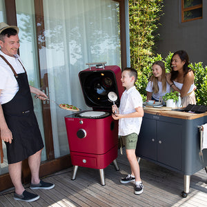 De Pizzaoven Shop - Everdure - Prep kitchen. Dit mat-zwarte rijbare keukenblok, voorzien van vele gemakken, is de perfecte toevoeging aan uw buitenkeuken. In het houten keukenblad zitten handige opbergluikjes, messenblok en andere handigheidjes verwerkt.