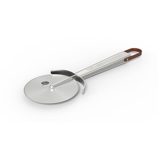 De Pizzaoven Shop - Everdure - Quantum Steel Range Pizzasnijder van Roestvrijstaal (rvs) met leren bandje.