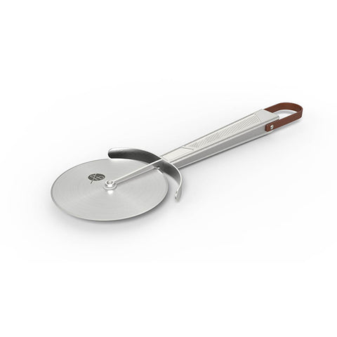 Image of De Pizzaoven Shop - Everdure - Quantum Steel Range Pizzasnijder van Roestvrijstaal (rvs) met leren bandje.