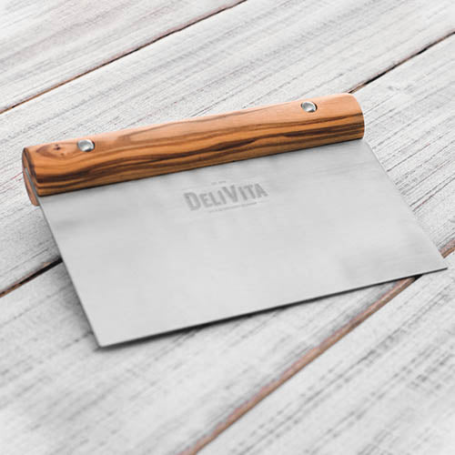 Deegschraper van DeliVita verdeel je pizzadeeg en houd je je werkblad schoon. Handige tool voor in de keuken gemaakt van roestvrijstaal (RVS) en olijfhout.