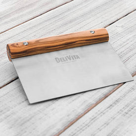 Deegschraper van DeliVita verdeel je pizzadeeg en houd je je werkblad schoon. Handige tool voor in de keuken gemaakt van roestvrijstaal (RVS) en olijfhout.