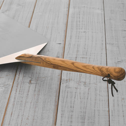 DeliVita pizzaschep. Gemaakt van RVS in combinatie met olijfhout. Op de schep staat het logo van DeliVita.