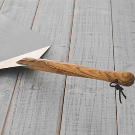 DeliVita pizzaschep. Gemaakt van RVS in combinatie met olijfhout. Op de schep staat het logo van DeliVita.