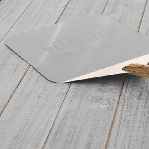 DeliVita pizzaschep. Gemaakt van RVS in combinatie met olijfhout. Op de schep staat het logo van DeliVita.