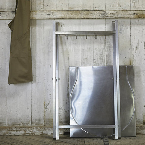 Image of Luxe DeliVita pizzaoven onderstel, opklapbaar. Werkt al roestvrijstalen bijzettafel. Pizzaoven plek voor pizza tools om buiten te koken en ook brandhout op te slaan.